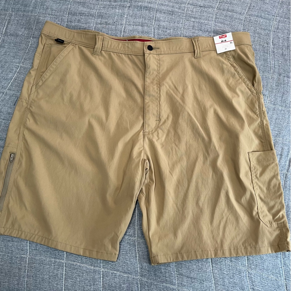 Wrangler 10” inseam men’s Bermuda cargo shorts size 48